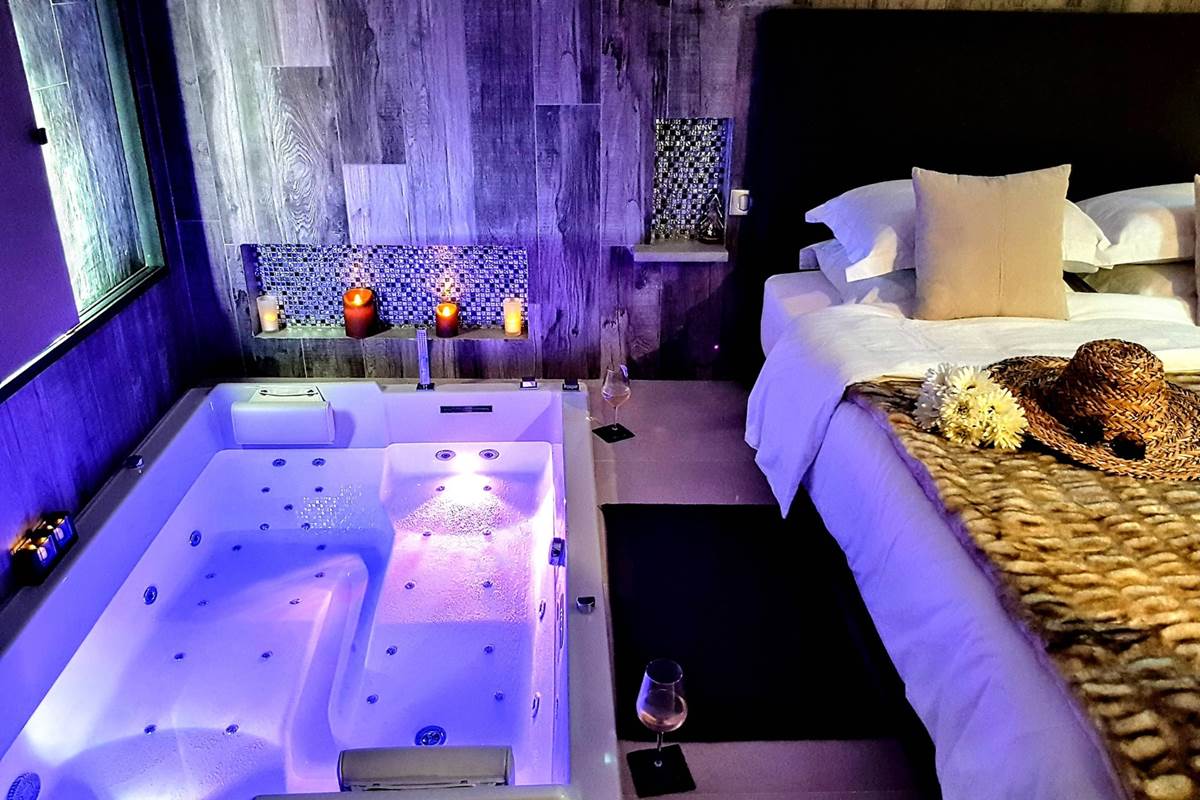 Chambres avec jacuzzi privatif | Loveroom et votre coeur fait boom