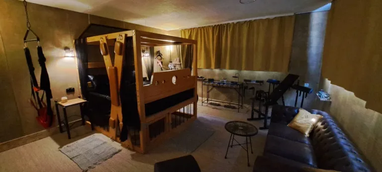 Insinuances – Le Donjon, love room à Douzens