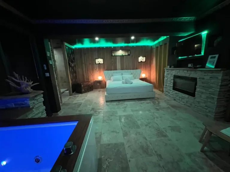Le Lodge des Charmes, love room à Lèves