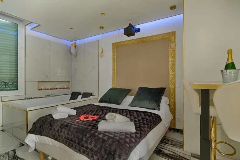 Le Royal Jacuzzi, love room à Villeneuve-Saint-Georges